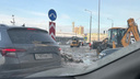 В Челябинске людей через затопленный перекресток переправлял трактор