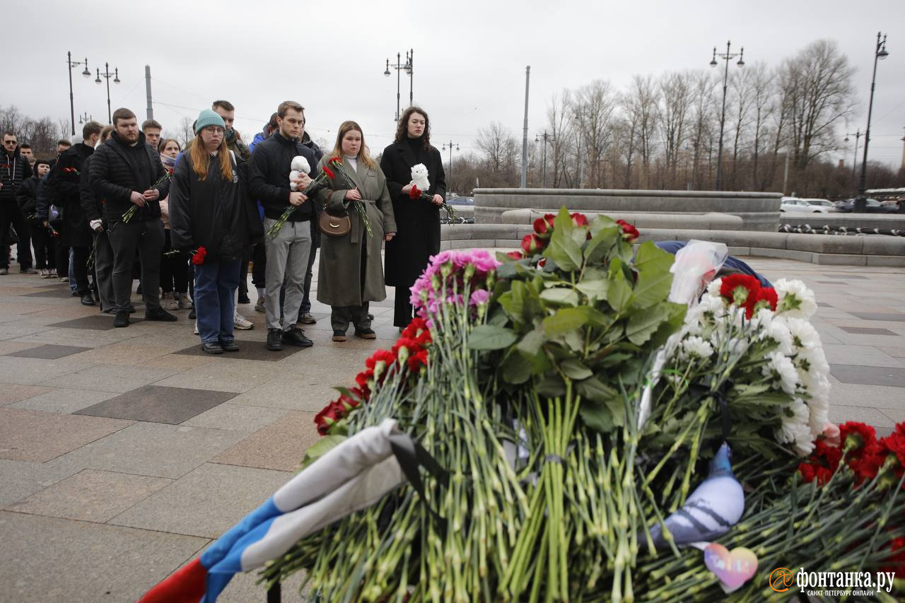 Город скорбит. Петербуржцы несут цветы к стихийным мемориалам в память о жертвах теракта