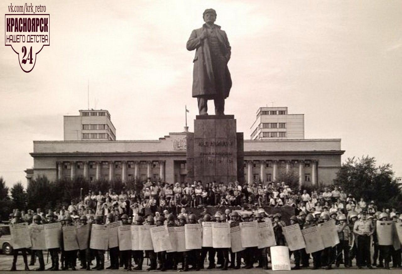 1991 год, День ВДВ. На площади Революции стоят милиционеры со щитами