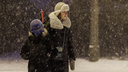 Люди, эмоции — вот, что важно: фотограф нашел красоту и романтику в обрушившемся на Волгоград снегопаде