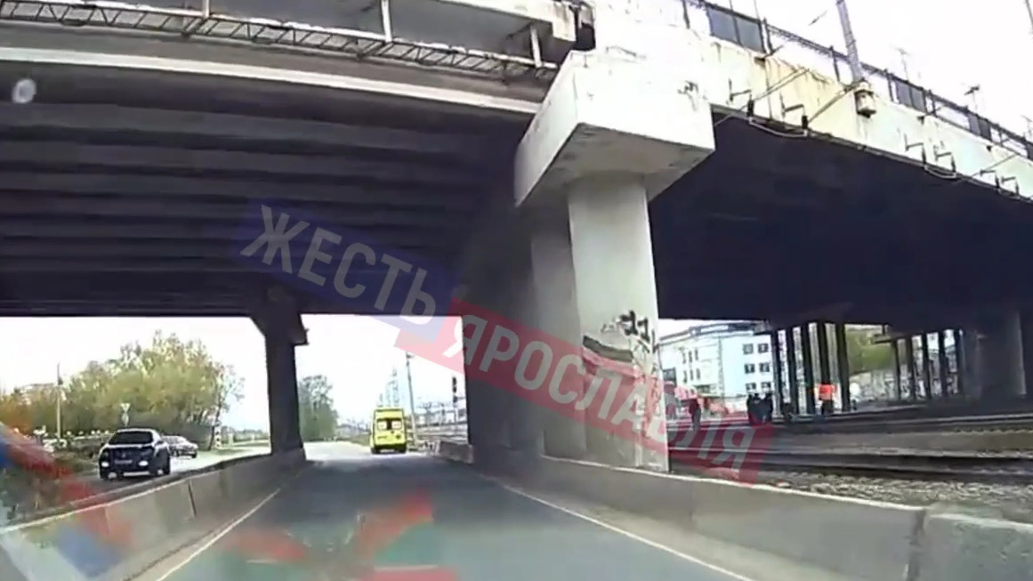 «Окровавленное тело»: в Ярославле поезд насмерть сбил пешехода. Видео