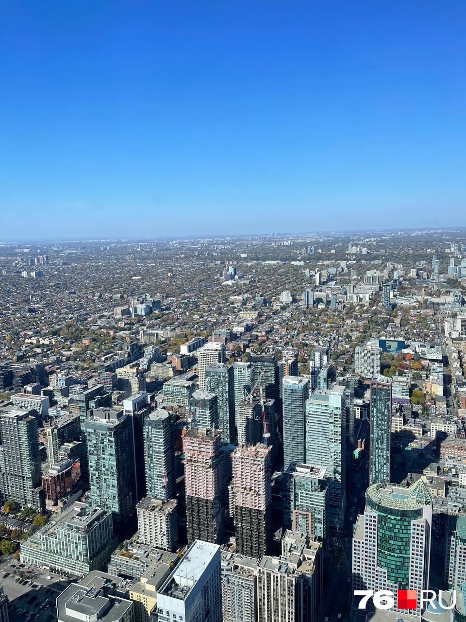 В Торонто есть как многоэтажные дома, так и большой частный сектор