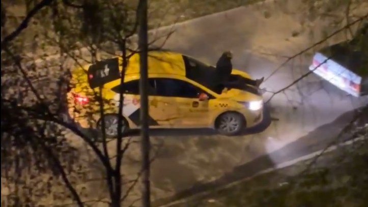 В Екатеринбурге пассажирка такси прокатила своего водителя на капоте и врезалась в другую машину