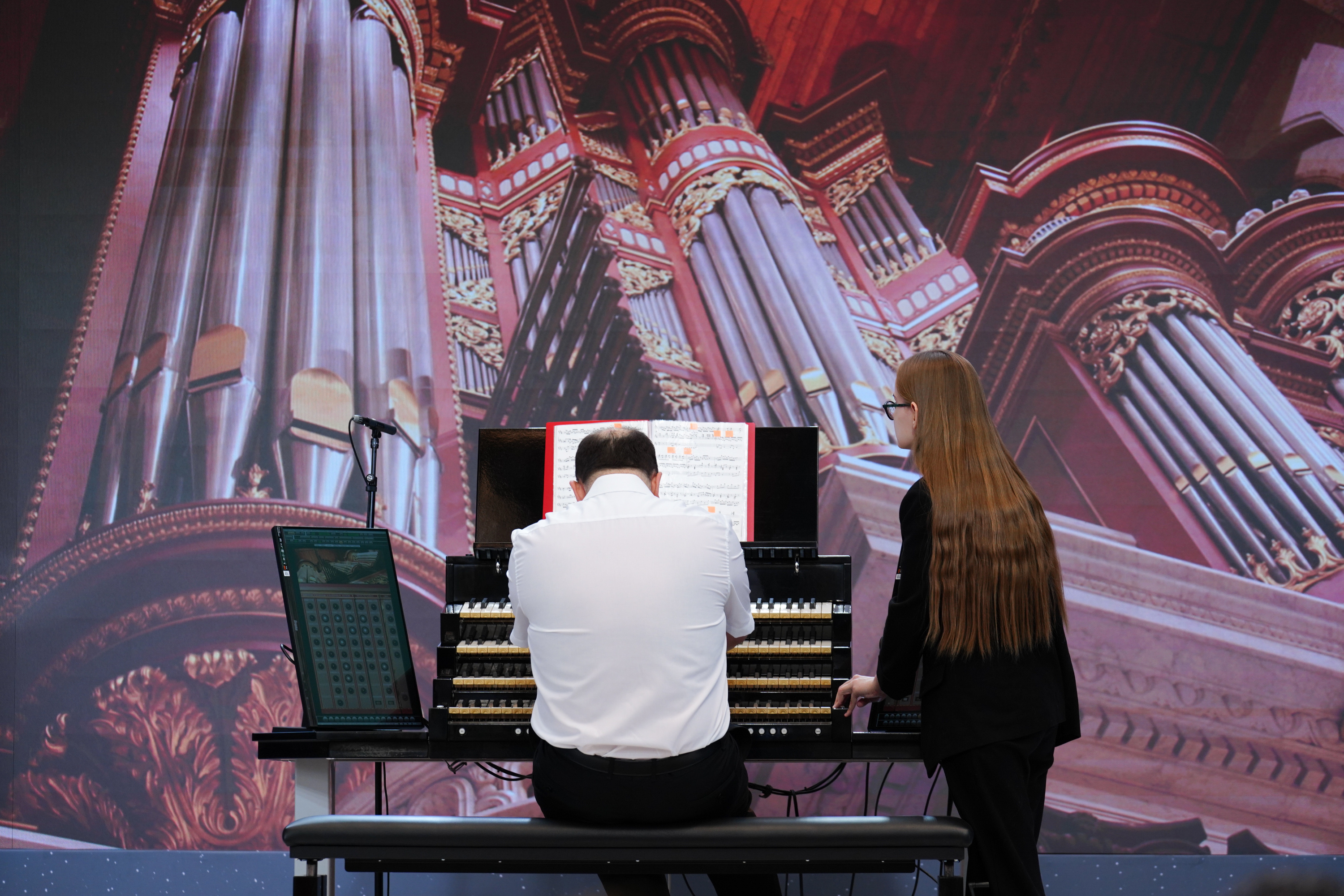 В Москве на ВДНХ в павильоне «Космонавтика и авиация» впервые зазвучал электронный орган