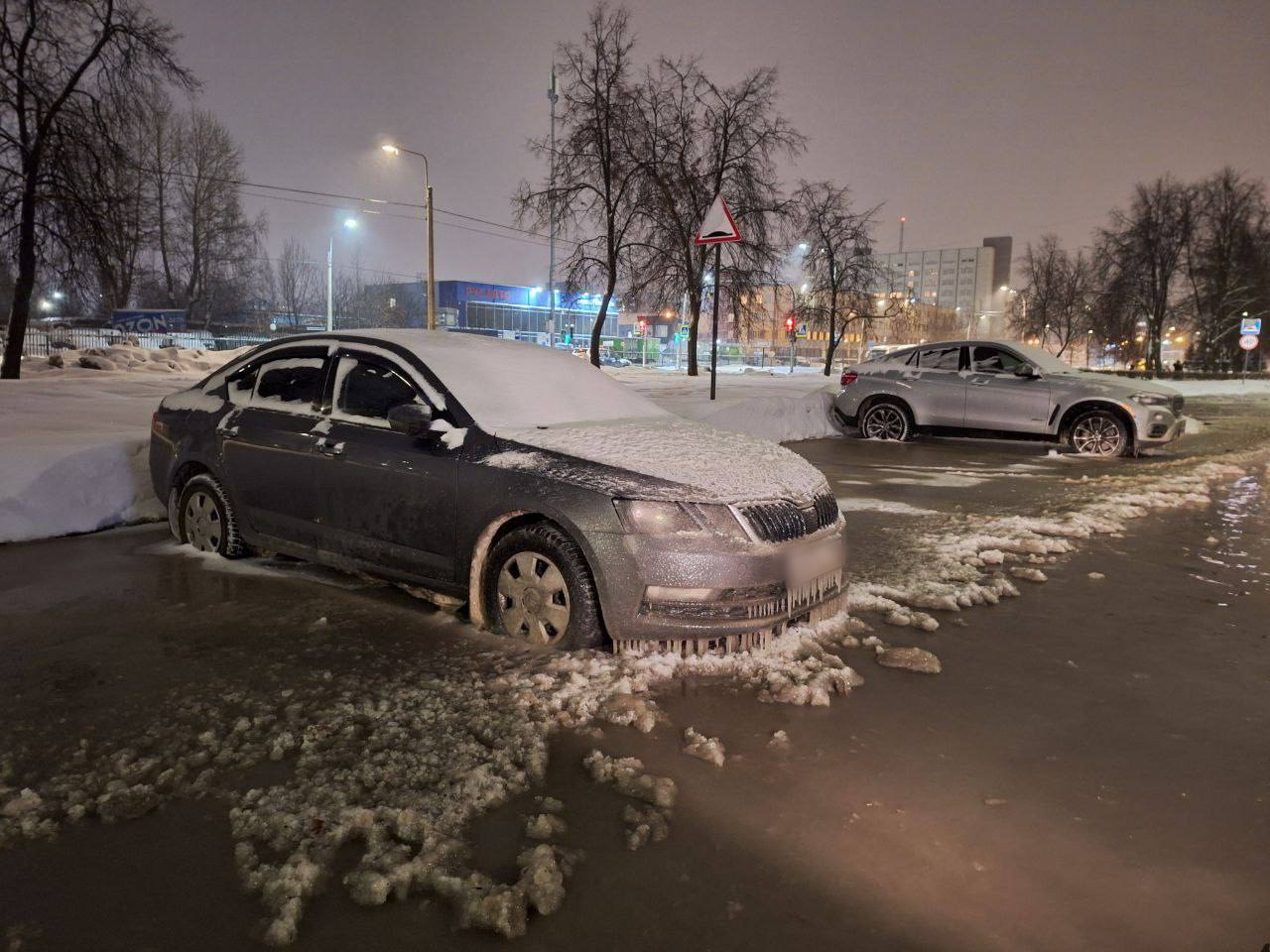 На проспекте Энергетиков прорвало трубу. Водителей просят объезжать  аварийный участок - 16 января 2024 - ФОНТАНКА.ру