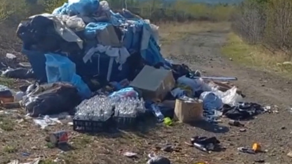 Кучи мусора заметили на дороге к базам на Арахлее