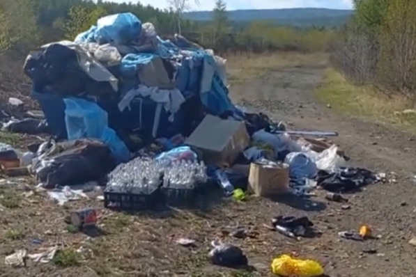 Кучи мусора заметили на дороге к базам на Арахлее