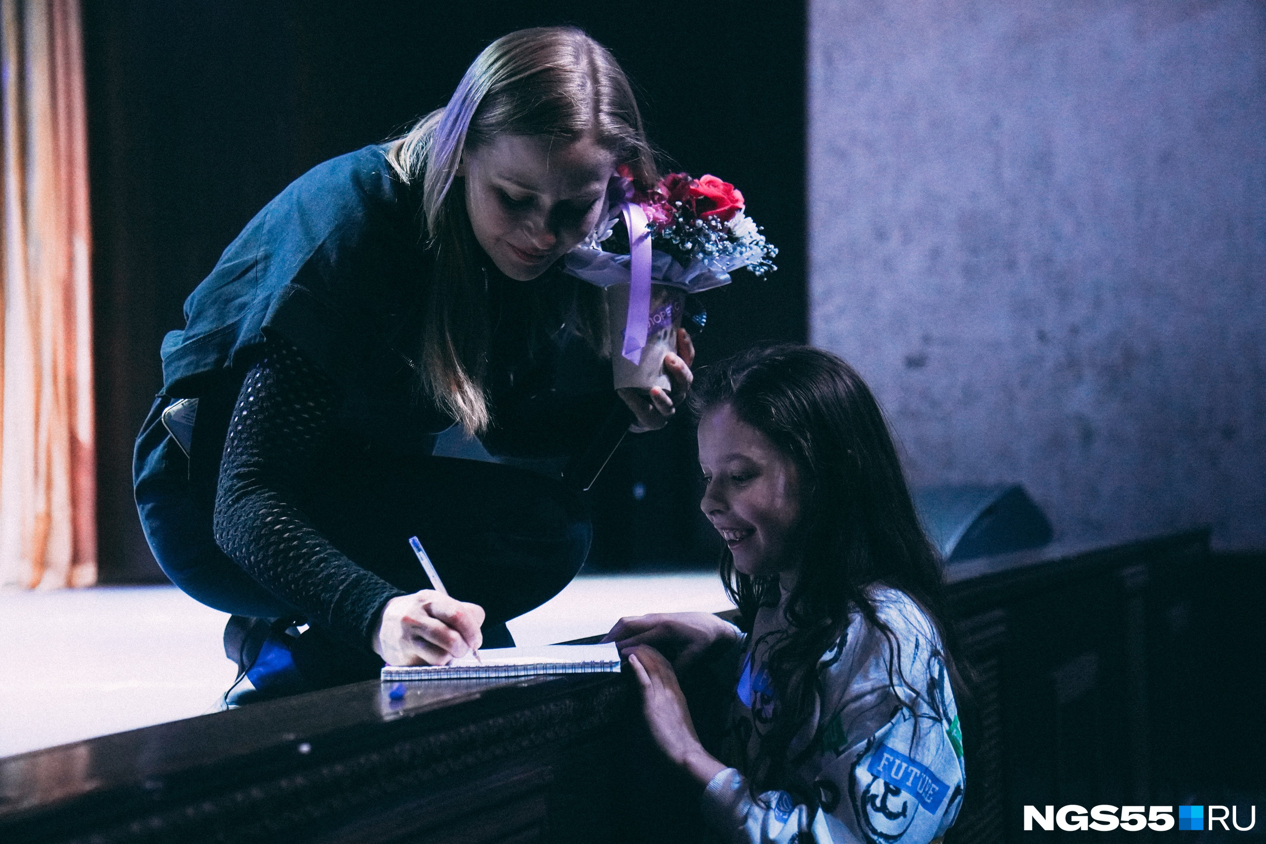 Актриса не только дала автограф, но и подождала, пока мама девочки настроит телефон, чтобы сделать общий кадр