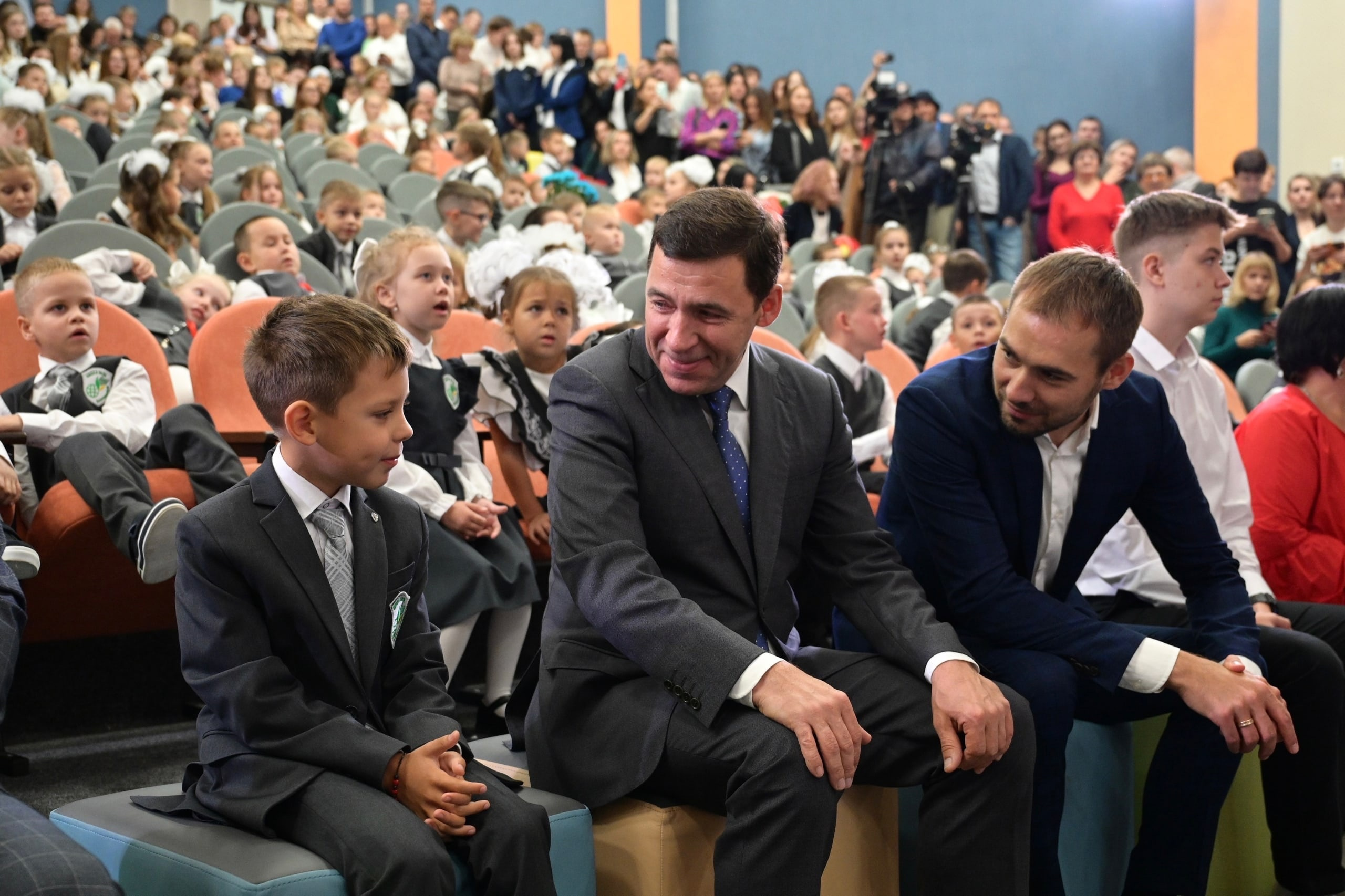 Школы с ремонтом и губернатором. Екатеринбургские звезды показали, как повели детей в первый класс