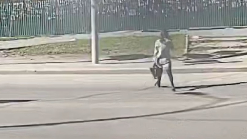 Видео: в Екатеринбурге мотоциклист в упор снес женщину. Она пошла через дорогу на красный