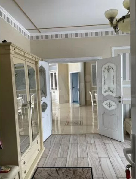 Обстановка в доме достаточно спокойная и сдержанная, без вычурной роскоши