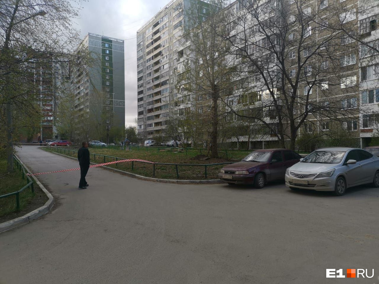 Силовики оцепили двор на Новой Сортировке. Там нашли гранату