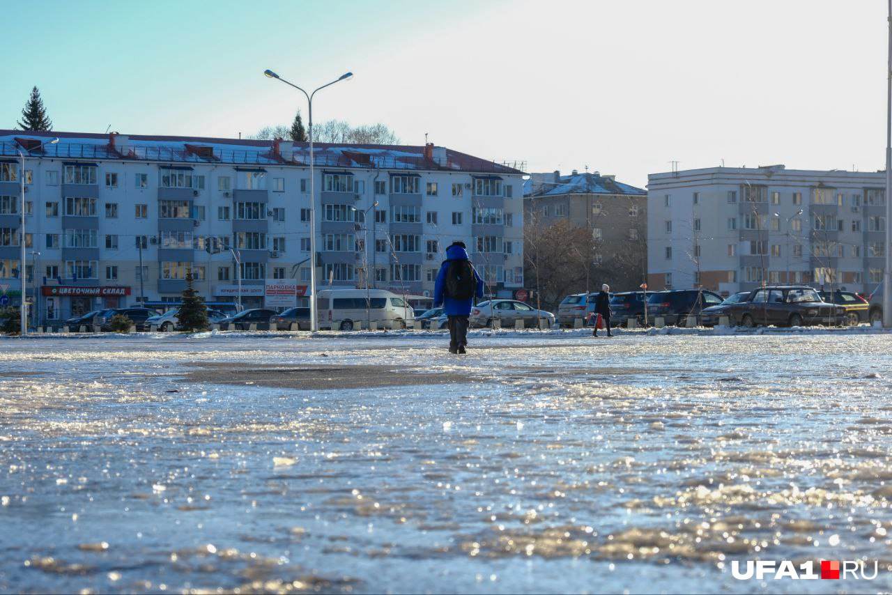 Льдом покрылись даже самые проходные места города