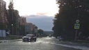 «Вода бежит сутки!» Улицу Орбитальную в Ростове затопило из-за прорыва трубы