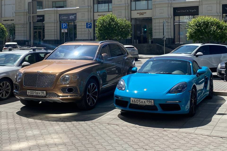 Платиновый Bentley предпринимательницы из Верхней Пышмы
