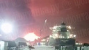«Когда взрывается, земля дрожит». В порту Ленинградской области вспыхнул огромный газовый терминал: видео