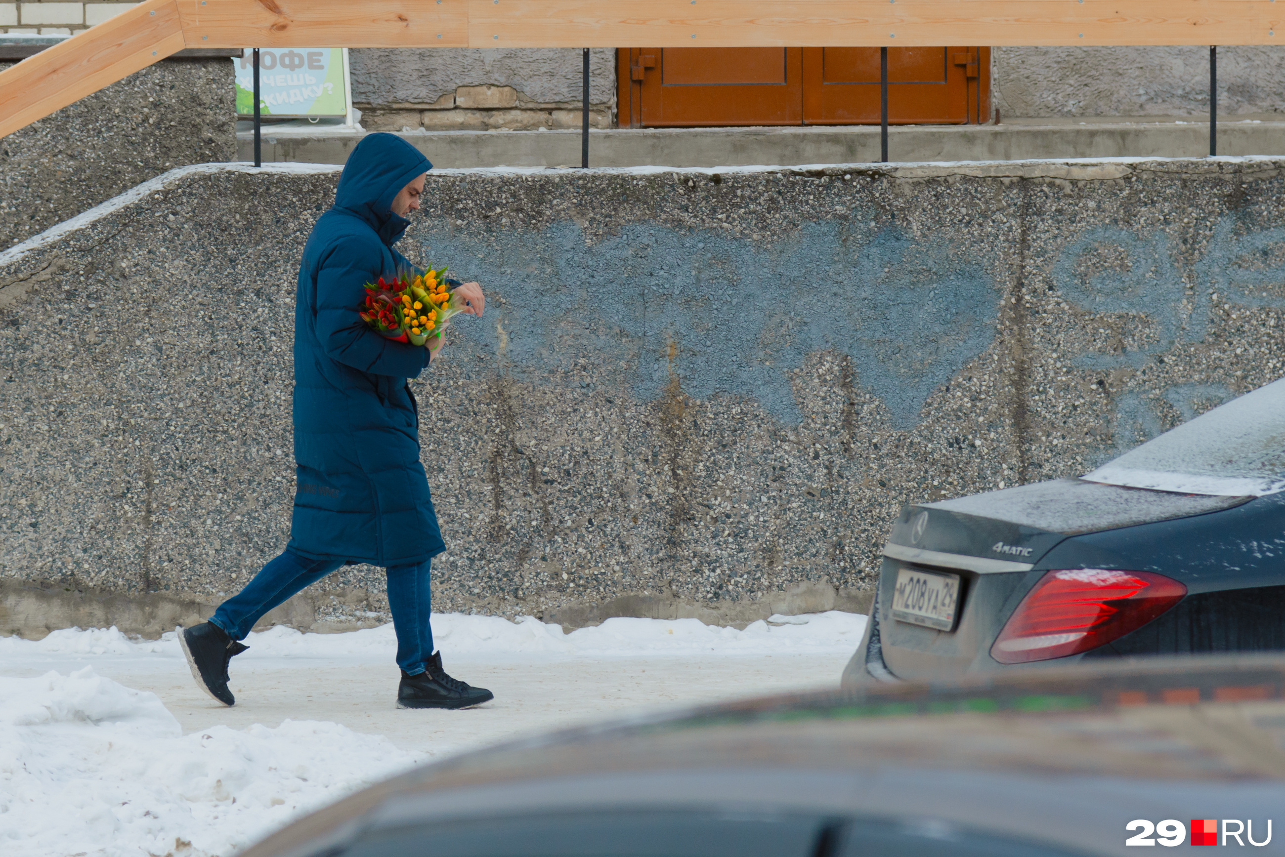 В этот день на улице много мужчин с цветами: они спешат поздравить близких