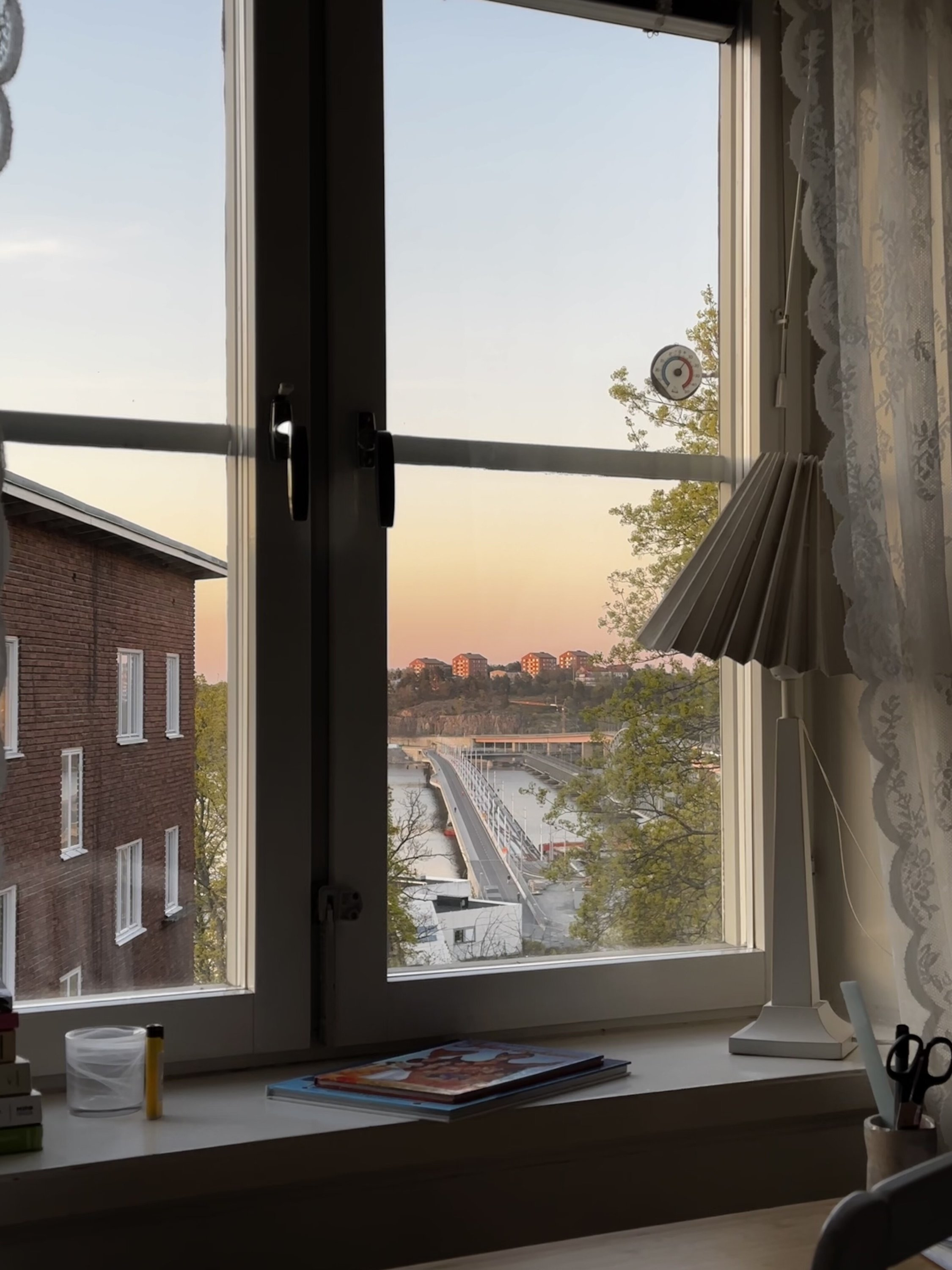 Вид из окна квартиры девушки