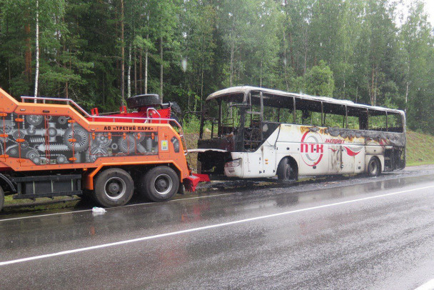 На «Сортавале» сгорел автобус, до Приозерска из Петербурга не доехали семеро