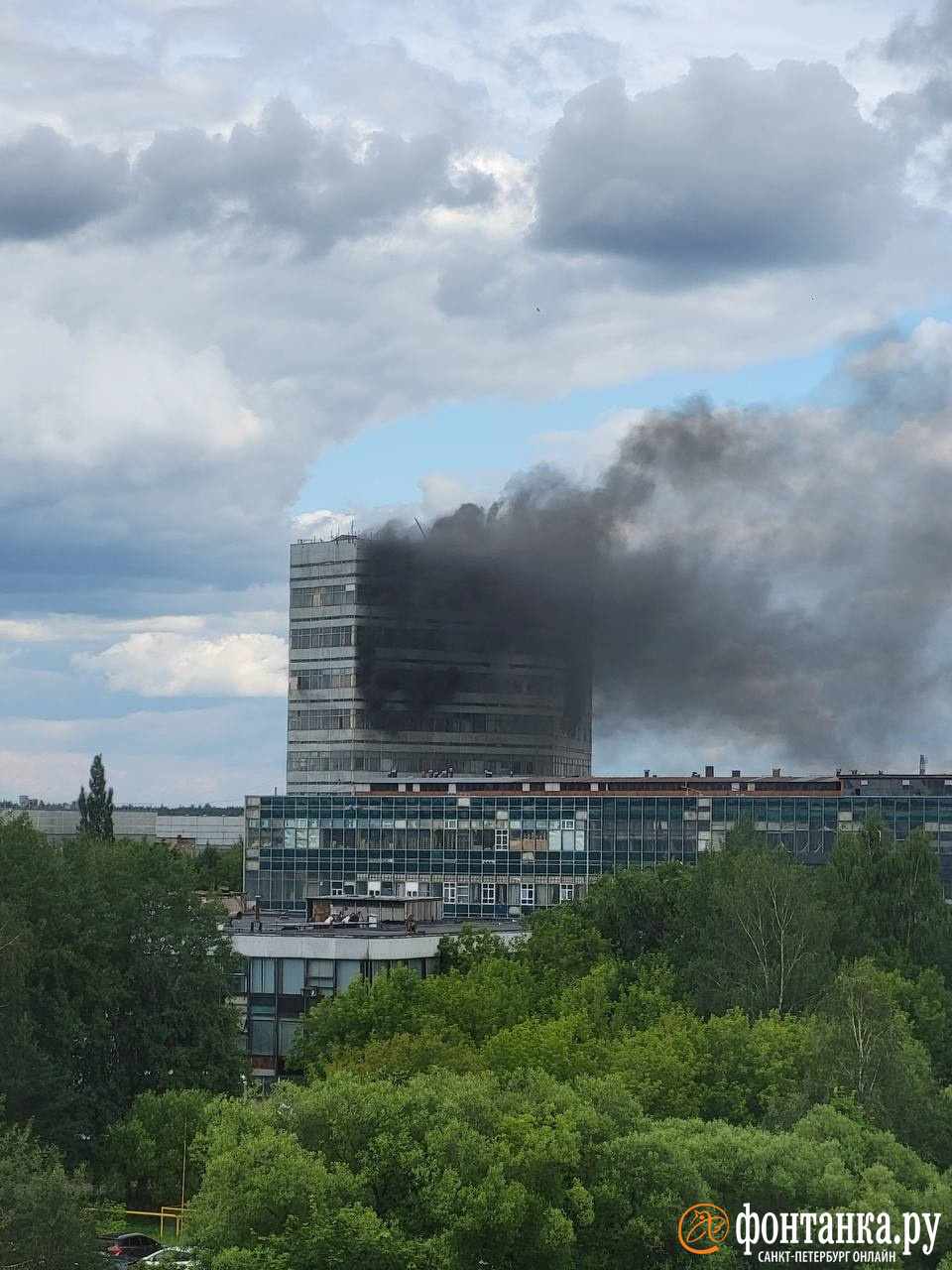 В подмосковном НИИ «Платан» произошло возгорание. Пожарные спасают людей