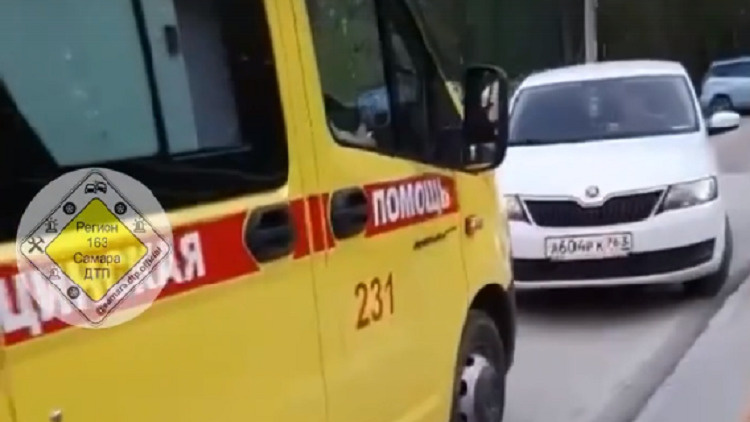 В Самаре водитель «Шкоды» демонстративно перегородил дорогу скорой. Видео