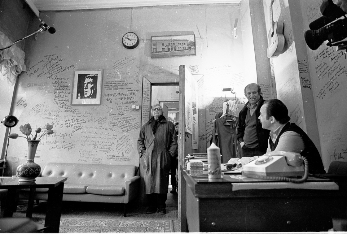 Юрий Любимов заходит в свой знаменитый кабинет с автографами. Сбоку Губенко с Боровским. 10 мая 1988 года