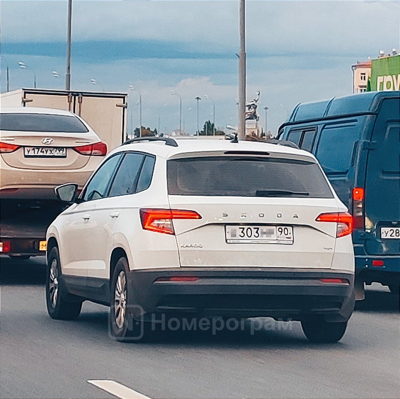 Есть у Азиза довольно скромный автомобиль