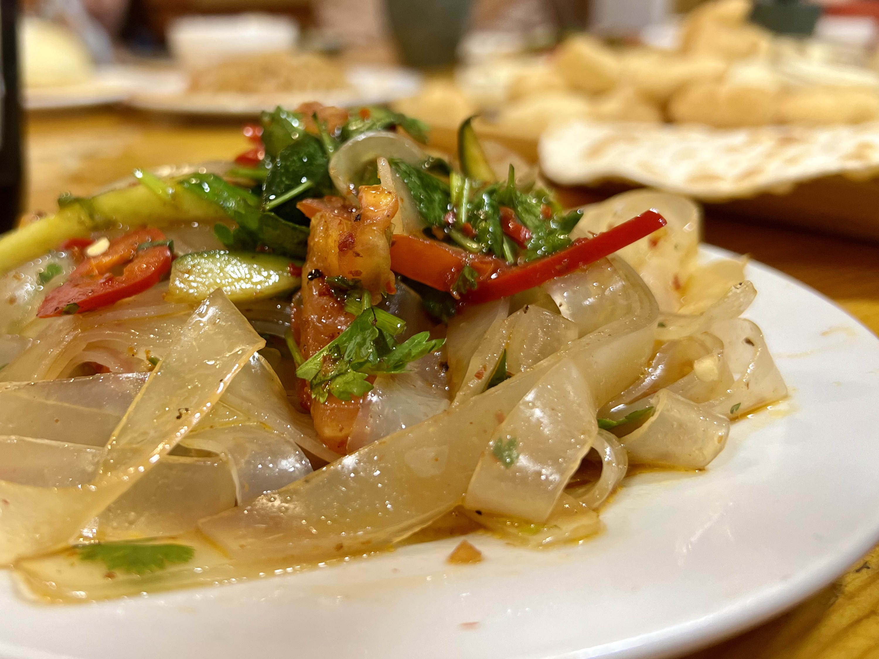 А это ашлям-фу. Блюдо напоминает кисло-острую жесткую лапшу с мясом и овощами