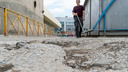 «Везде торчит арматура»: на одной из улиц в Железнодорожном районе разрушился тротуар — фоторепортаж
