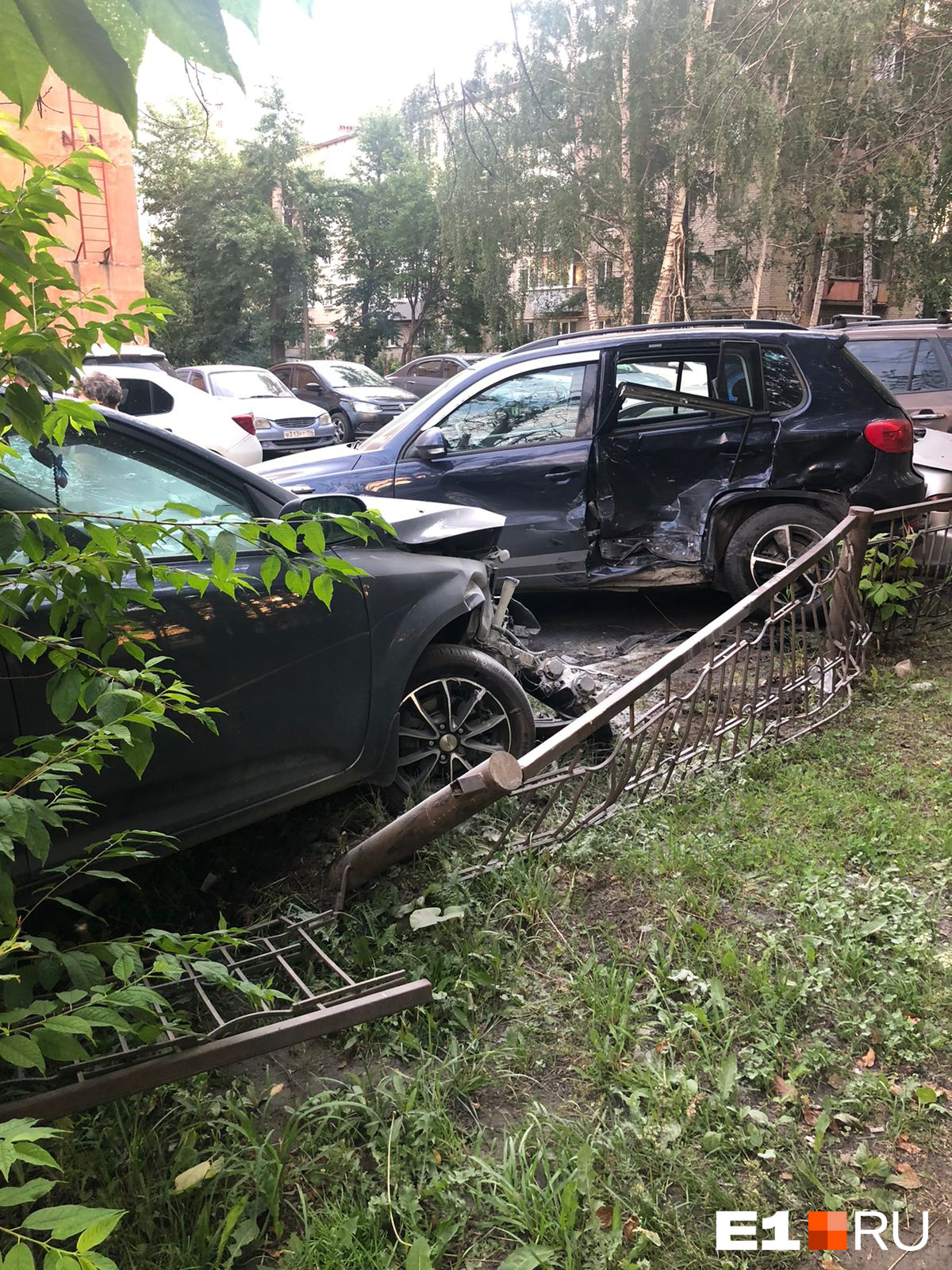 «Четыре машины вшатал»: в Пионерском районе водитель превратил четыре иномарки в гармошку