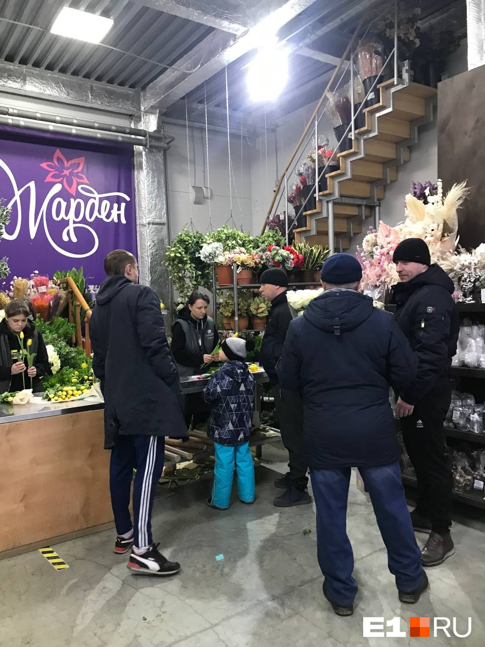 «Битва за цветы!» Что творится в магазинах Екатеринбурга в день праздника: видео
