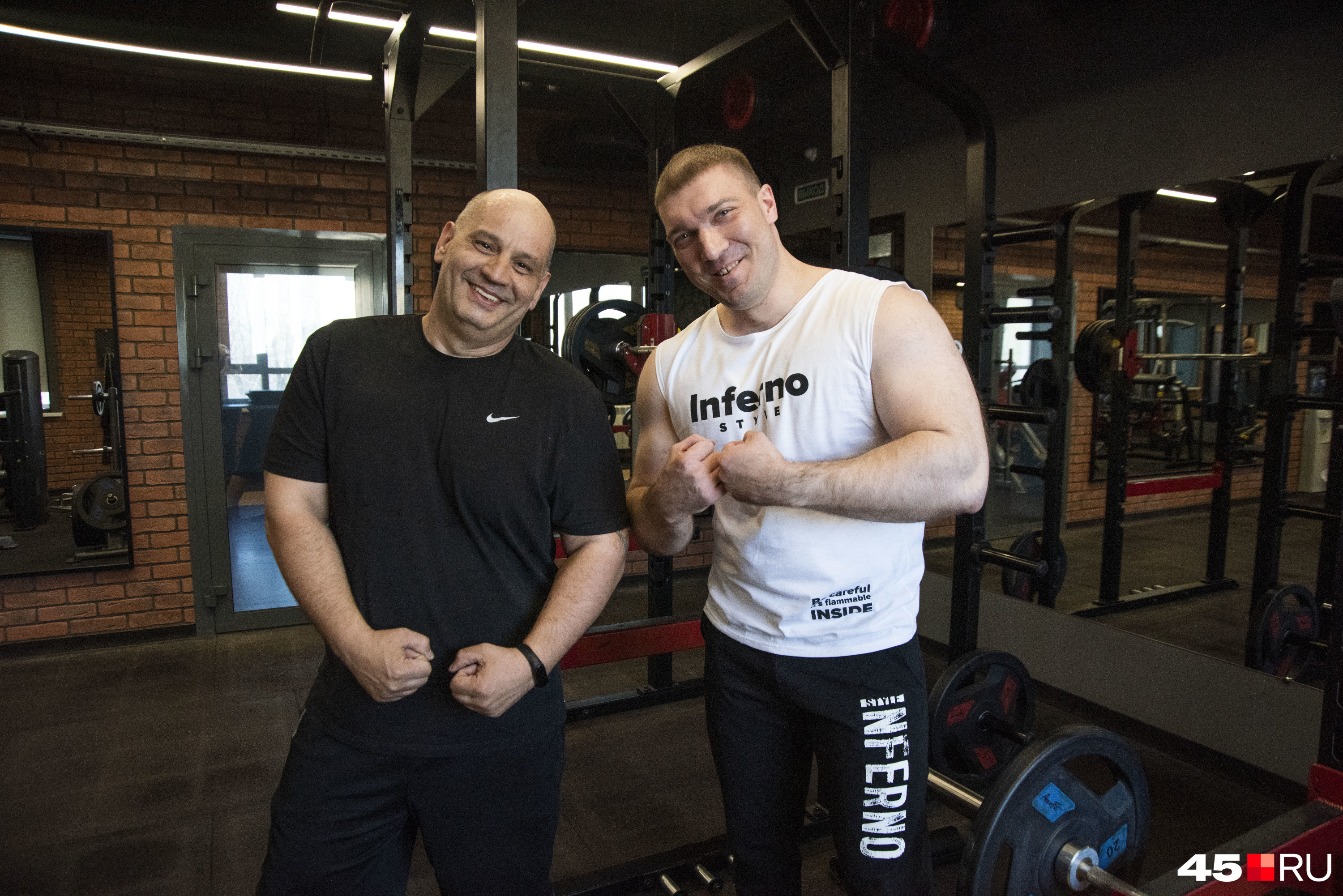 Михаил с коллегой Дмитрием Разумовым, который предложил ему пойти в спортзал