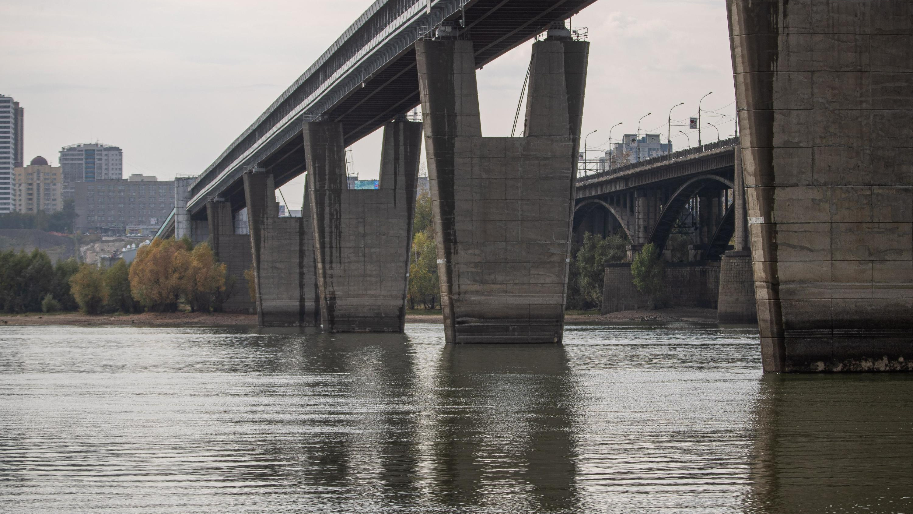 «Пристально следим»: власти пригрозили разрывом контракта подрядчику, который ремонтирует Октябрьский мост