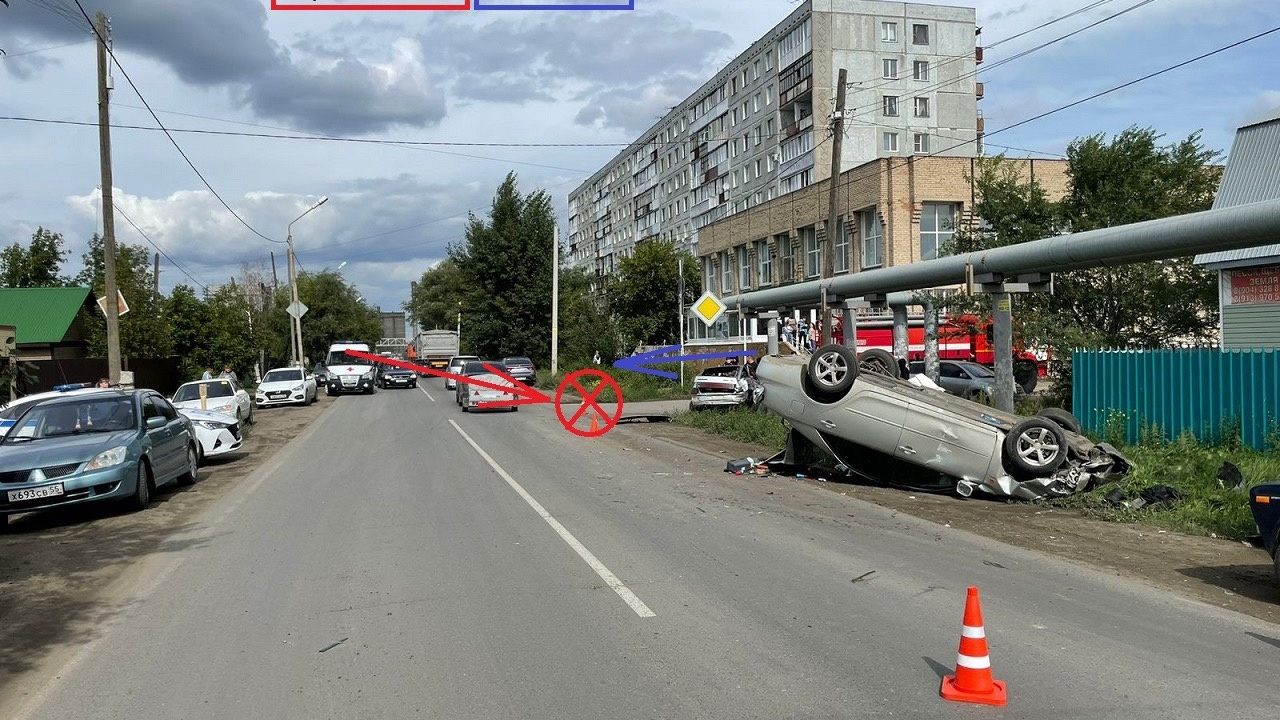 В Омске водитель поперхнулся кофе и перевернул машину