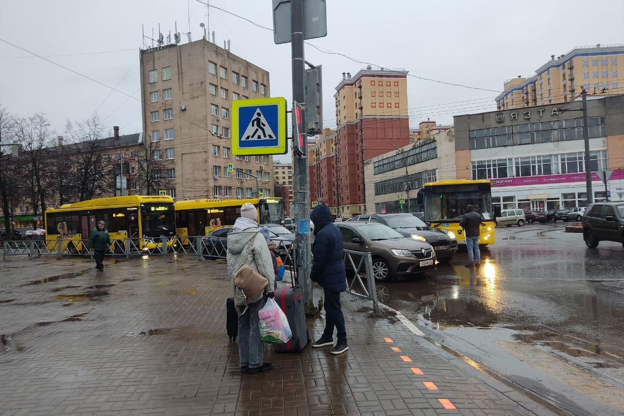 Тройное ДТП»: в Ярославле на центральной площади «Яавтобус» попал в аварию  с «Порше» | 13.11.2023 | Ярославль - БезФормата