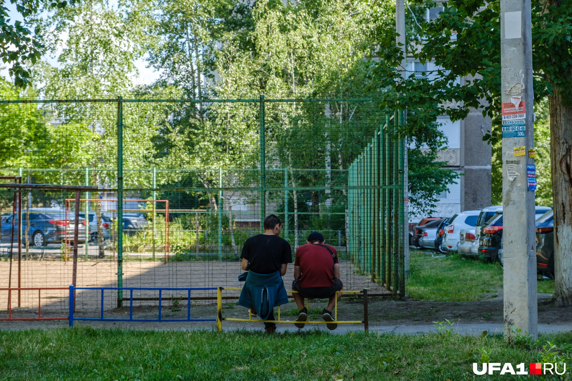 На доме нет никаких граффити или надписи, что здесь вырос Рустем Булатов. Возможно, это из-за того, что он до сих пор здесь живет