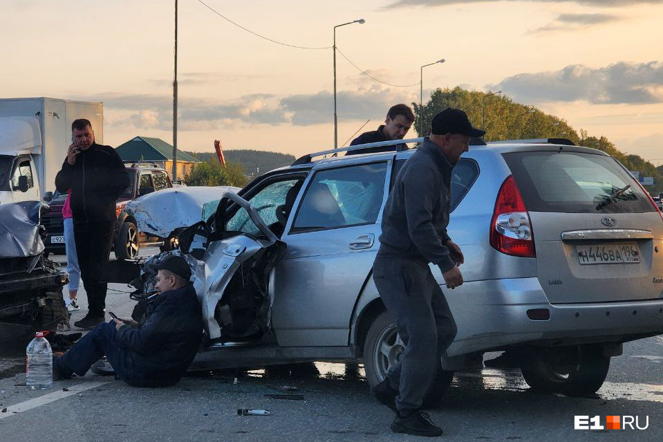 На Полевском тракте произошла лобовая авария: пострадали три человека