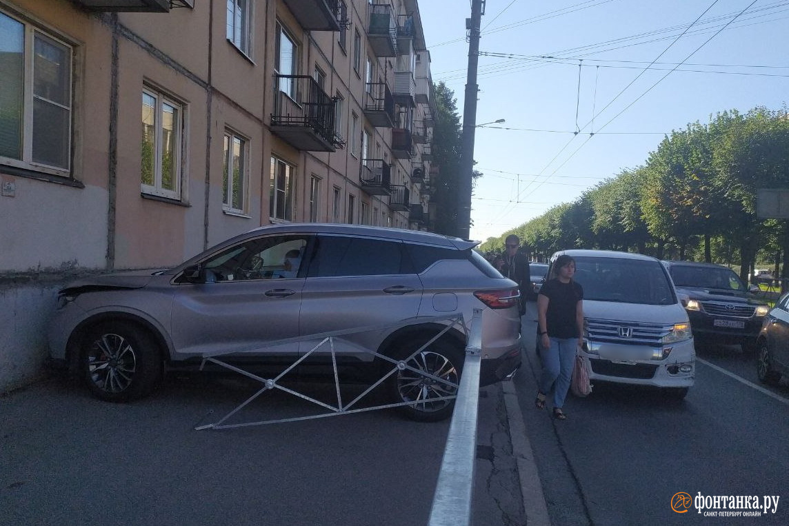 Один спрятался под грузовик, второй врезался в дом — ДТП с кроссоверами в Петербурге