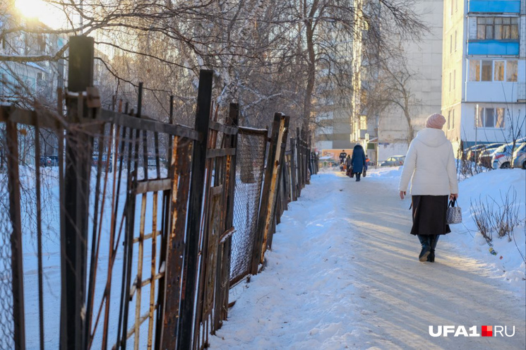 Даже забор покосился