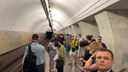 «Был взрыв — люди убегать начали». На серой ветке московского метро произошел сбой: видео