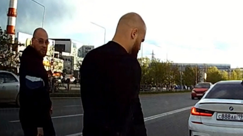 «Ты че мне моргаешь!» В Екатеринбурге водитель BMW с блатными номерами устроил жесткие разборки на дороге