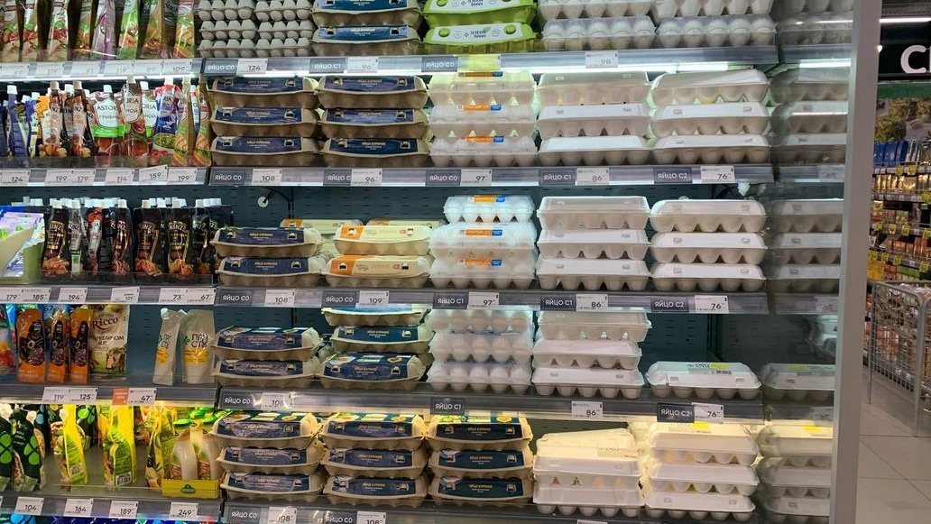 «Хорошая практика в дефицитные времена»: губернатор призвал торговые сети устроить акцию для покупателей яиц и макарон