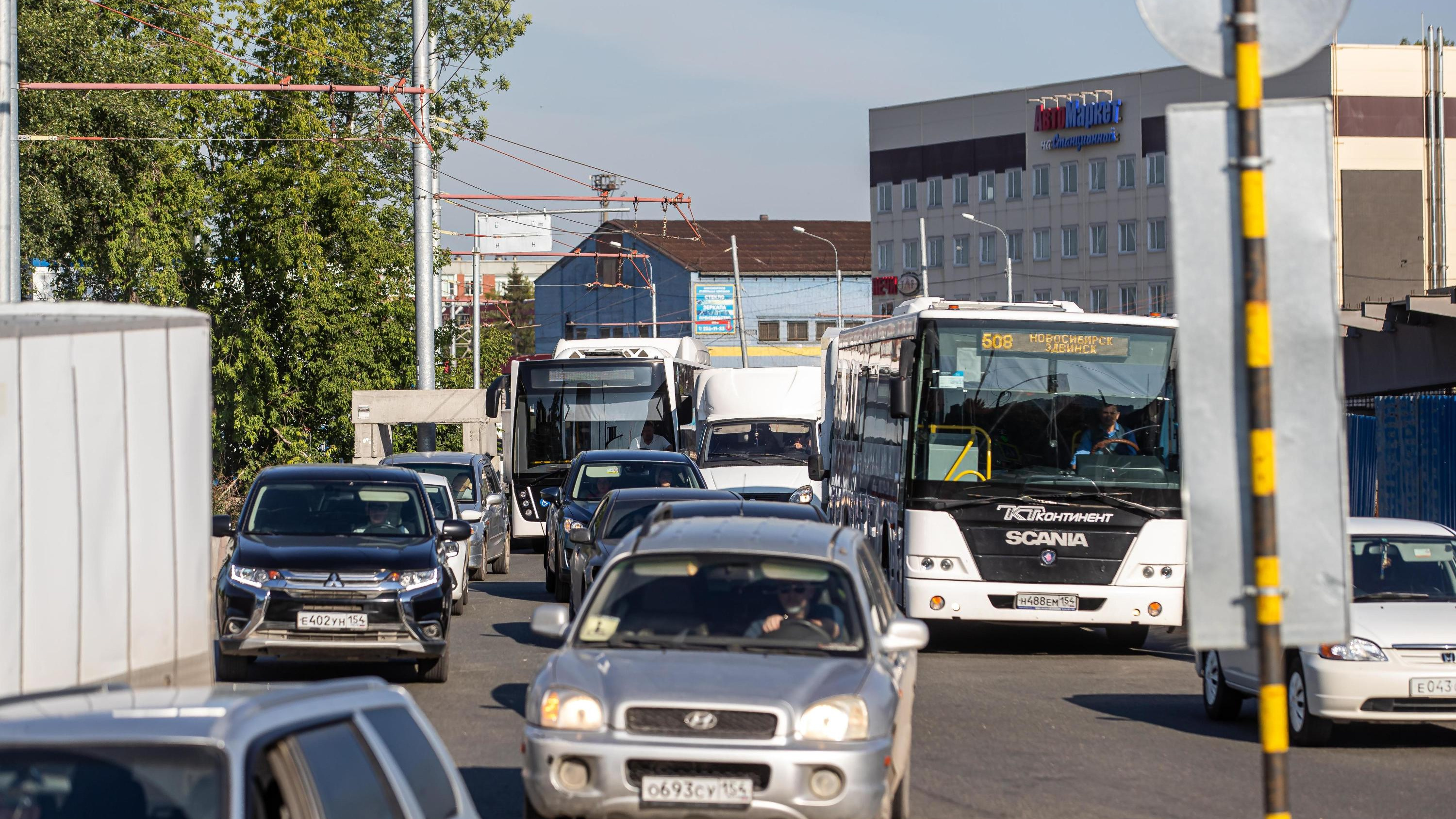 «Сколько можно?»: у Димитровского моста собралась километровая пробка — где еще встали машины