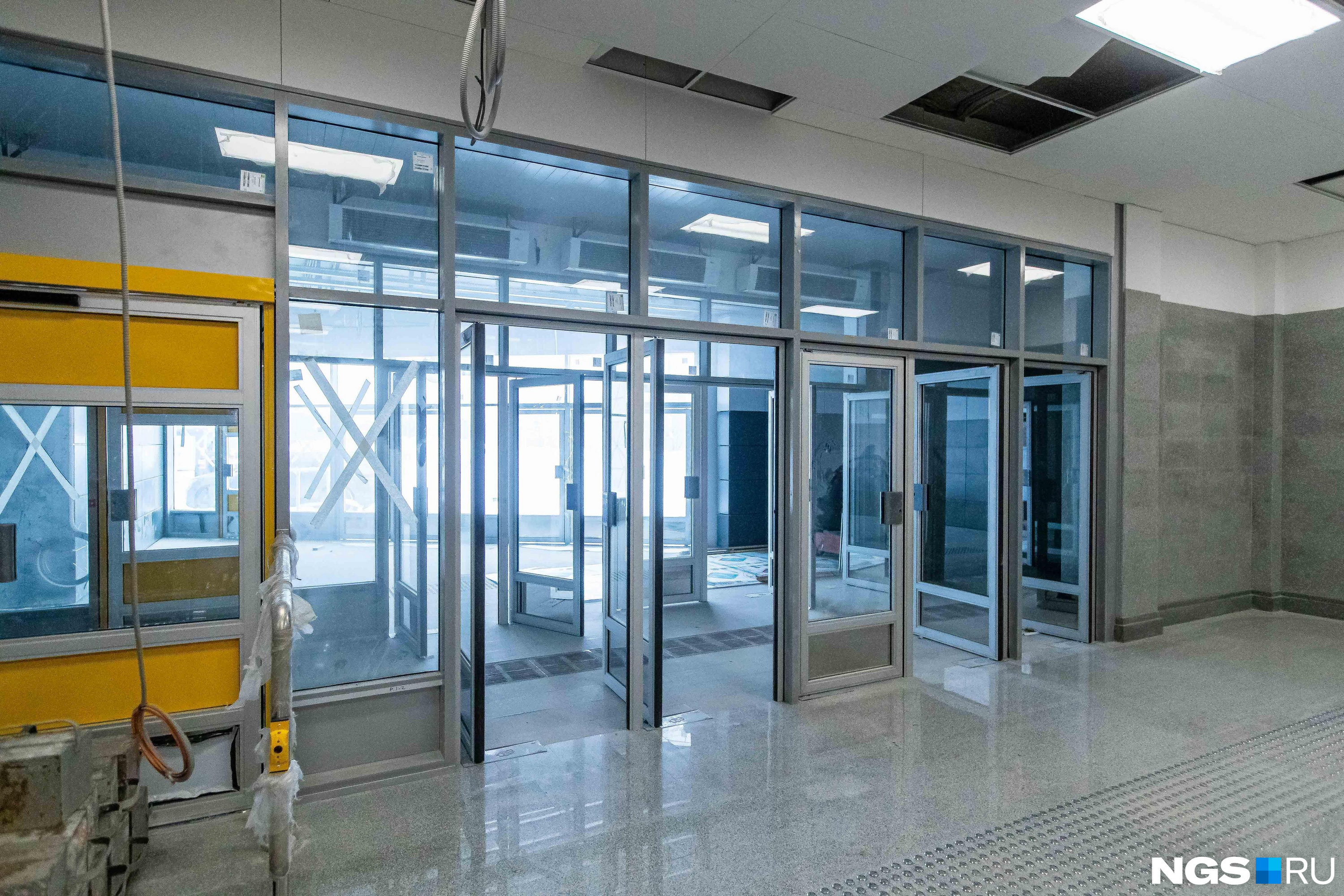 Двери, помеченные желтым, чуть шире — они предназначены для маломобильных пассажиров