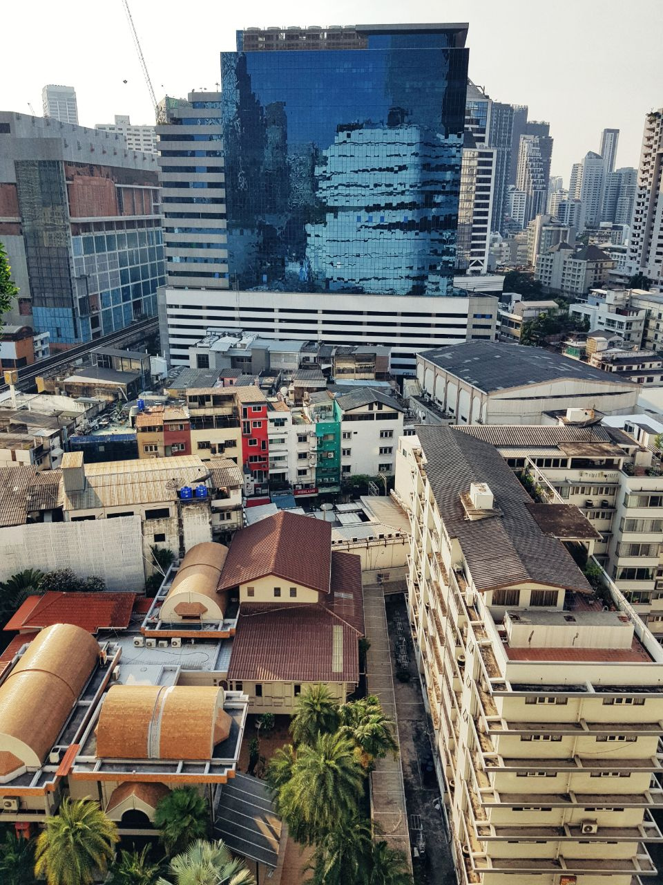 В Бангкоке маленькие, скромные домики соседствуют с небоскребами