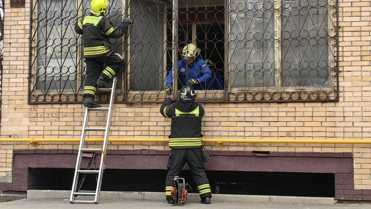 Пришлось выпиливать окно. В центре Москвы пытаются спасти мужчину весом 300 кг, который 10 лет не выходил из дома: видео