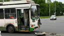 Окно вывалилось наружу: в центре Ярославля троллейбус врезался в автобус