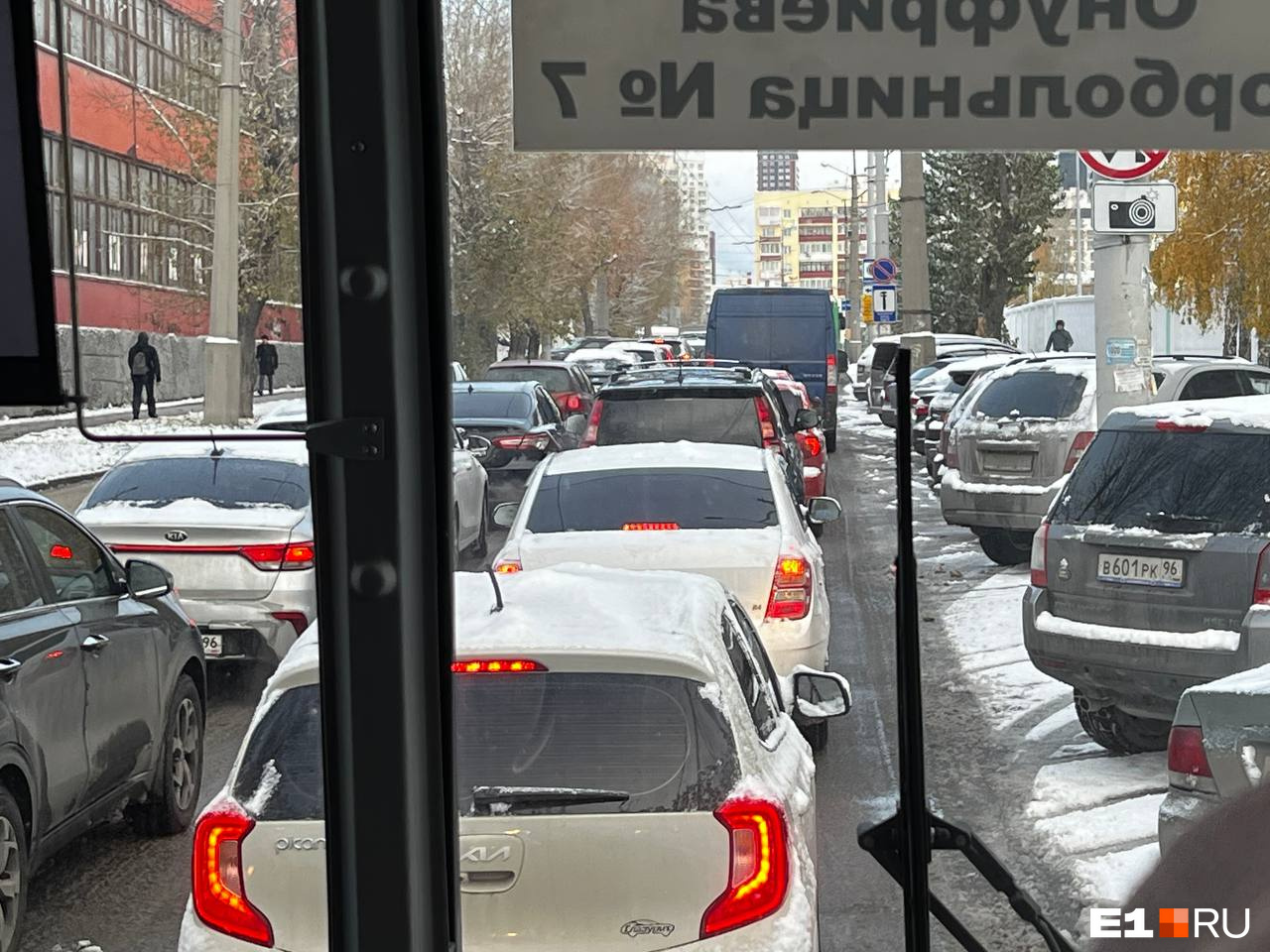 В Екатеринбурге водителей заставили соблюдать правила. Из-за этого целая улица встала в мертвую пробку