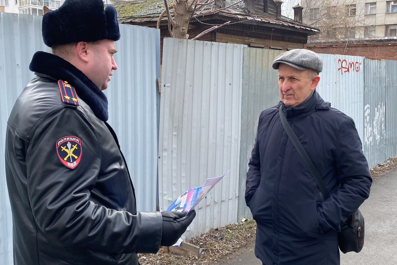 Главный полицейский Екатеринбурга вышел на улицу города с листовками