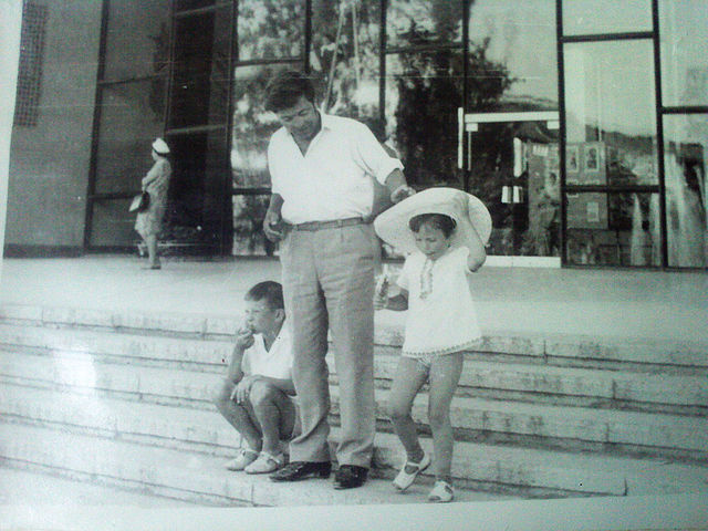 Маленький Сергей с отцом Юрием и сестрой Натальей